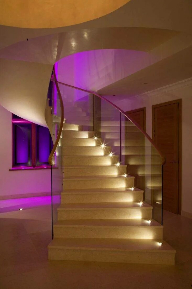 Как сделать освещение в домашних условиях. Освещение лестницы. Подсветка ступеней. Подсветка лестницы в доме. Подсветка лестницы на ступенях.