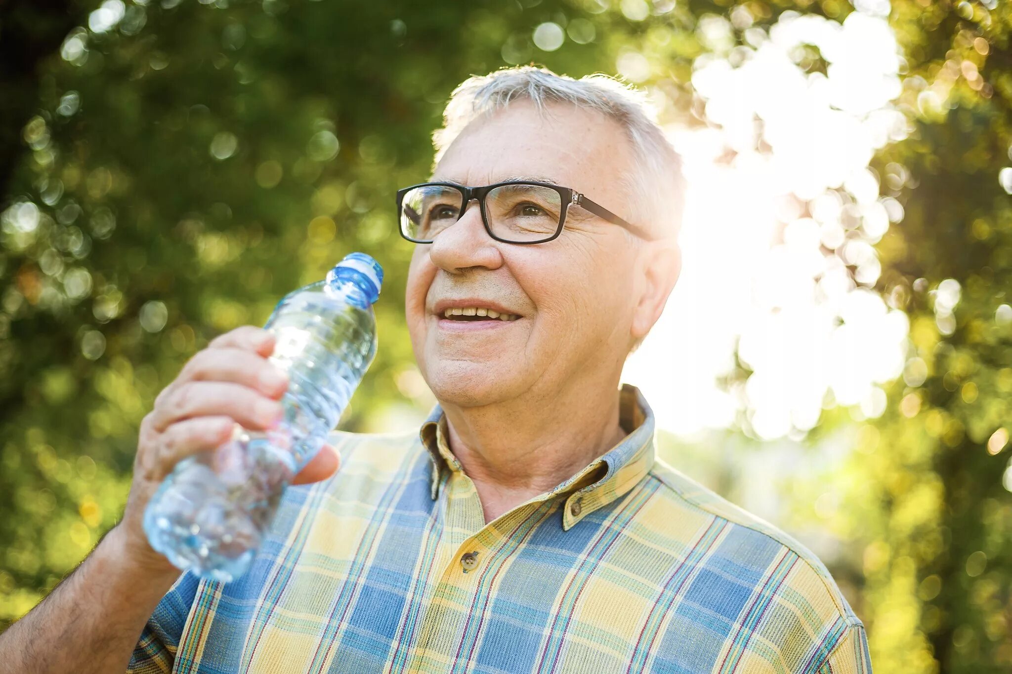 Дед бежит. Пожилые пьют воду. Дедушка бегает. Senior man. Is was very thirsty