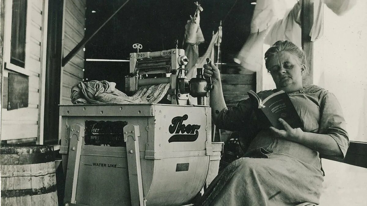 Стиральная машина 90-х. Первая стирка в новой машине. Средство для первого запуска стиральной машины. Первая стирка в новой машине. Старинная прачечная.