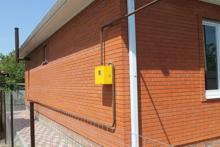 газ в частном доме. проводят газ в частный дом. газ в частный дом с грпш. газопровод по фасаду. подводка газа к дому.