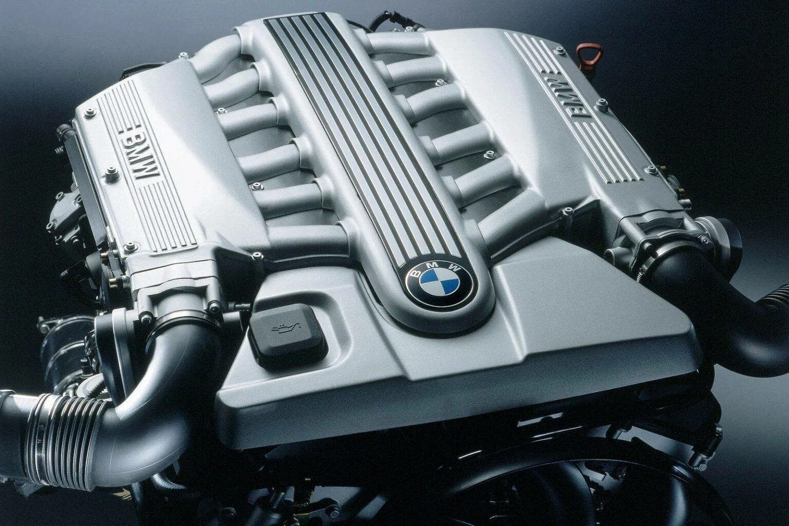Фото мотора. BMW n73b60. ДВС БМВ n73. БМВ в12 мотор. Мотор BMW v12.