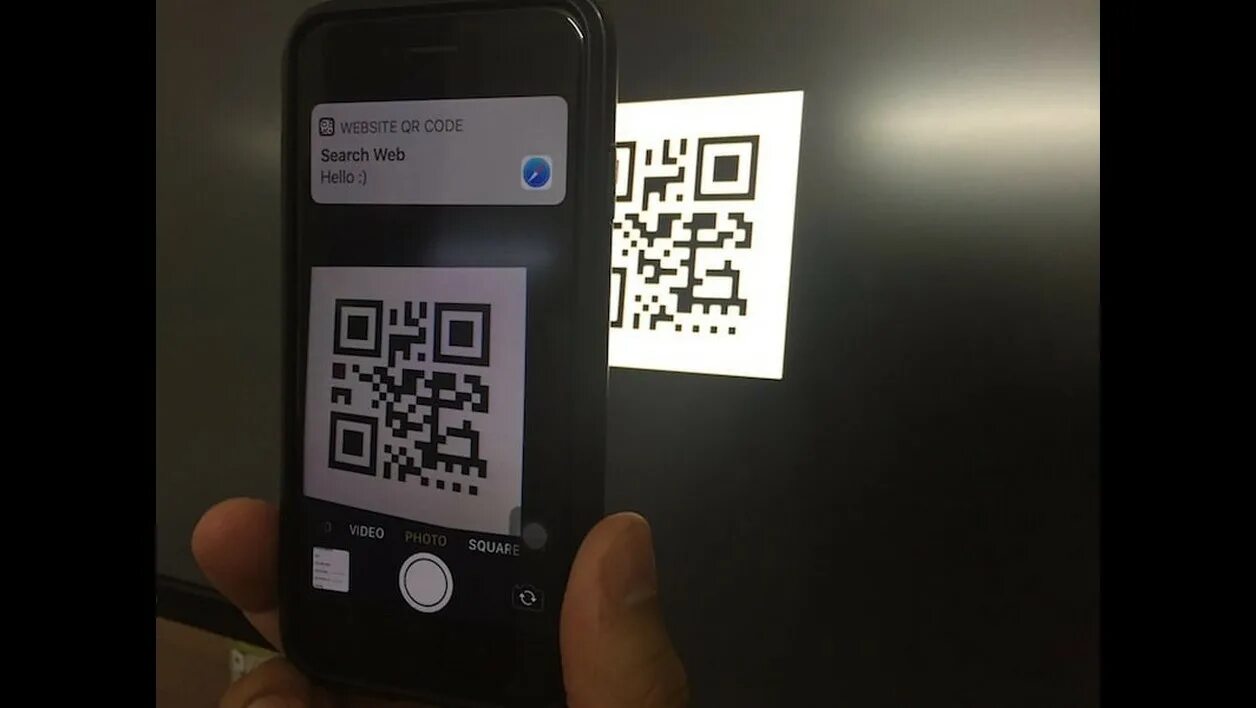 QR код. Смартфон QR код. Сканировать QR код. Смартфон с QR кодом на экране. Работа с qr кодами