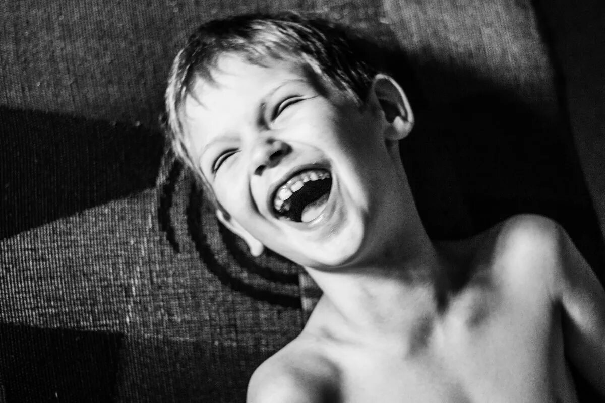 Веселая девушка. Радостная женщина. Вижу бывшего и смеюсь. Умейте посмеяться над собой цитаты. Плакать будем потом.