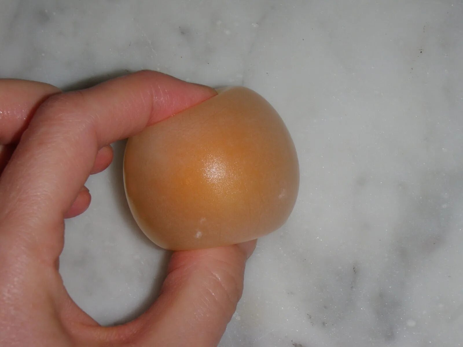 Яйцо трубочка. Трехжелтковые яйца. Яйца круглые желтые.