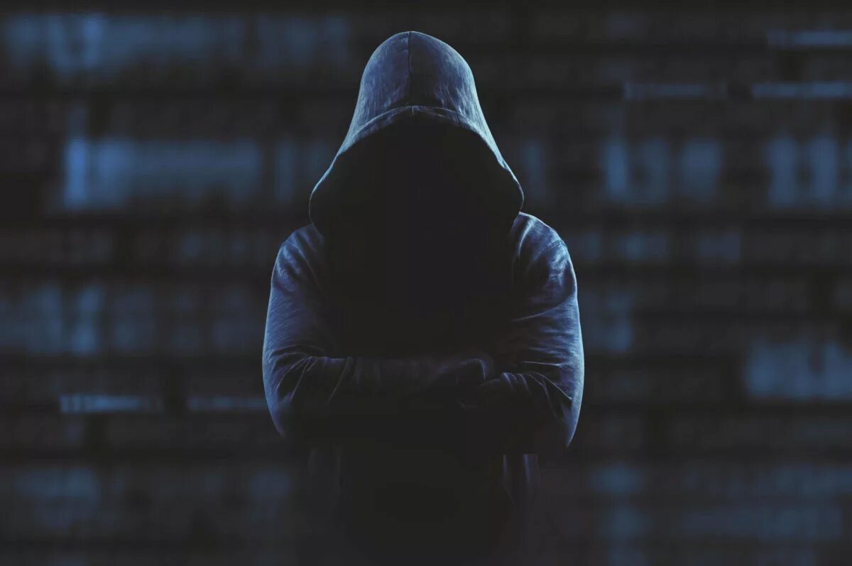 снится человек в капюшоне. парень в капюшоне в лесу. 19. человек в черном плаще. мужчина в капюшоне.