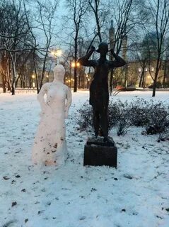Слепил я девушку из снега