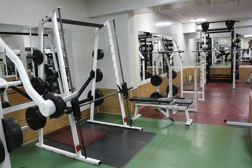 Тренажёрный зал лидер невинномысск. Лидер тренажерный зал саратов. Фитнес клуб лидер спб. Лидер тренажерный зал. Тренажерный зал лидер старощербиновская.