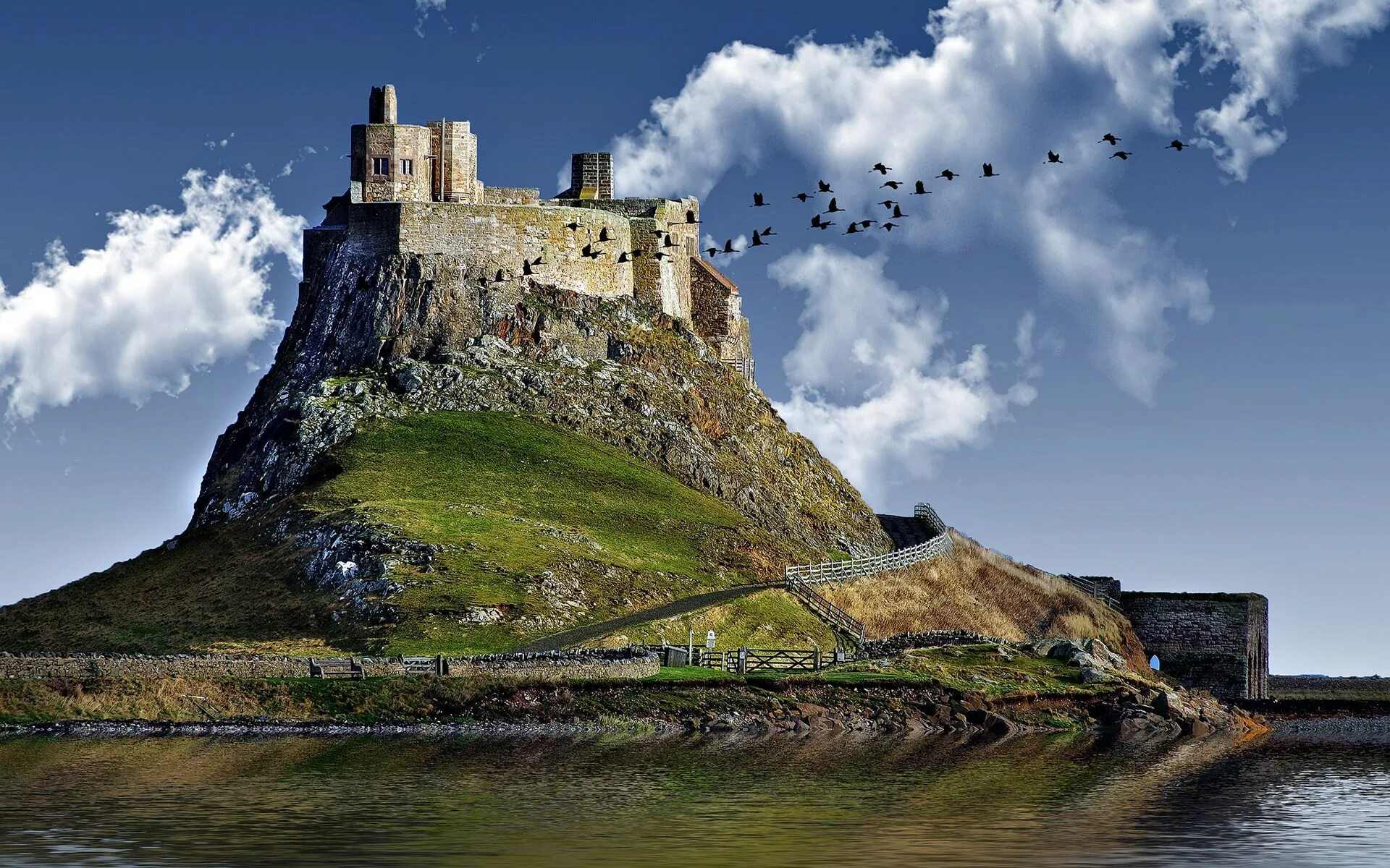 Неприступная крепость это. Англия. Замок Линдисфарн. Замок Скибо Шотландия. Замок Бамбург Нортумберленд. Замки Великобритании Линдисфарн.