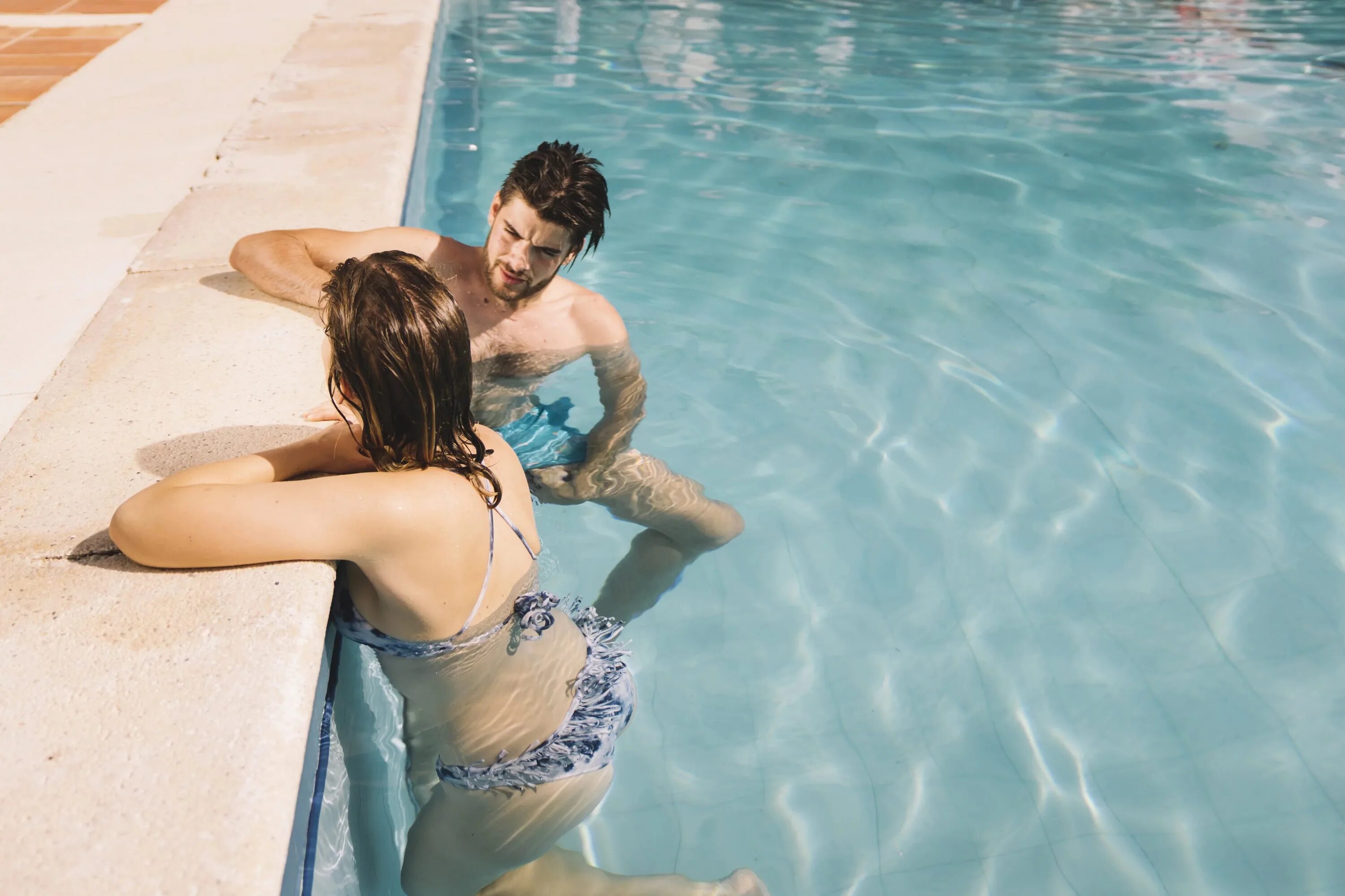 парень и девушка в бассейне. девушка с мужчиной в бас. парень и девушка в бассейне. мужик и девушка в бассейне. влюбленные в бассейне.
