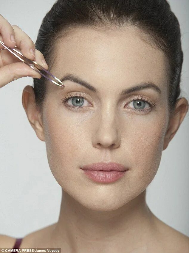 Brow lifting. Красивые брови. Красивые тонкие брови. Идеальные брови для круглого лица. Изящные брови.