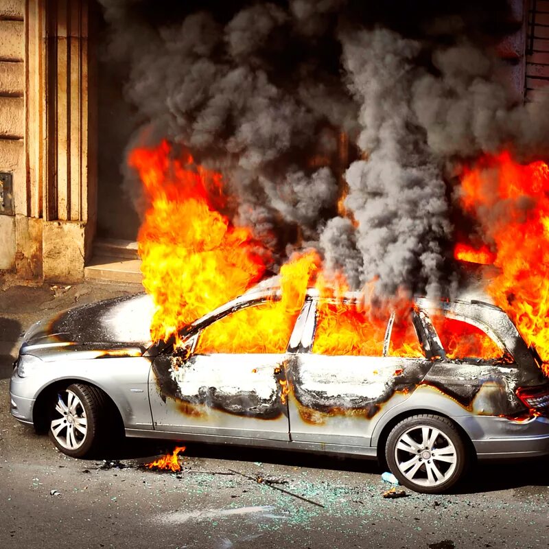 Салон обгоревшей машины. Горящая машина. Горящий автомобиль. Покажи сгоревшую машину. Ламборджини хуракан горит.