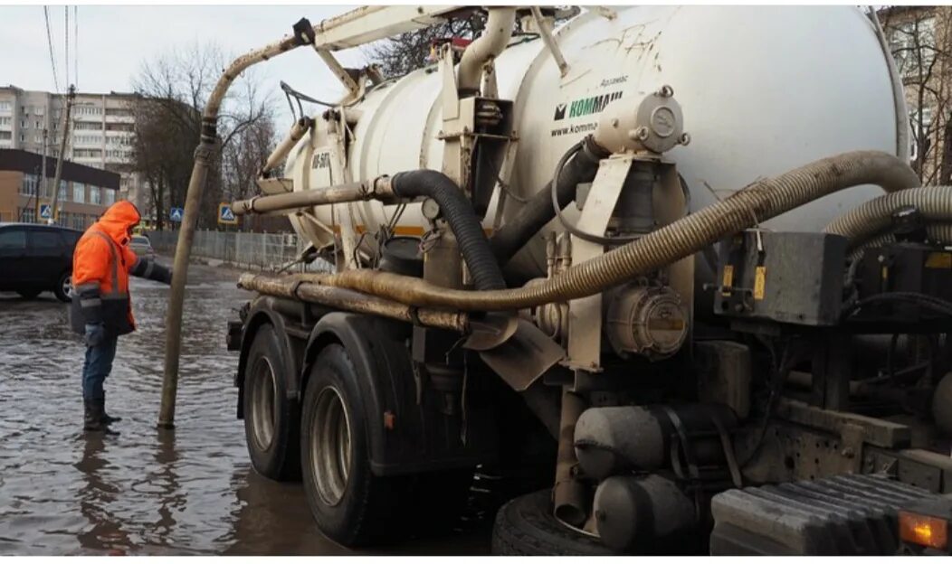 Пылесос на базе камаз. Ко-522n на шасси газ-с41r13 вакуумная. Зил 433362 поливомоечная. Илососы на базе камаз. Ко-829а-01 поливомоечная машина на шасси зил-433362.