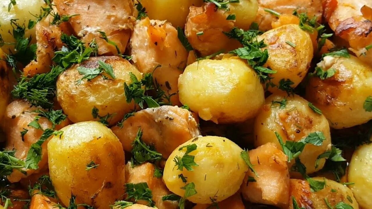 Красная рыба запеченная в духовке с картошкой. Рыба с картошкой. рыба в духовке с картошкой. картофель с рыбой в духовке. семга с картошкой.