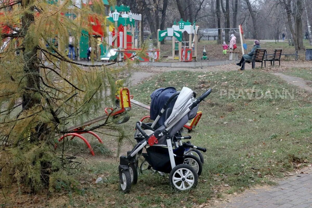 Кострома ребенок в коляске. Детская коляска на улице. На коляску. Есть большие коляски. Свалка Нижний Новгород.