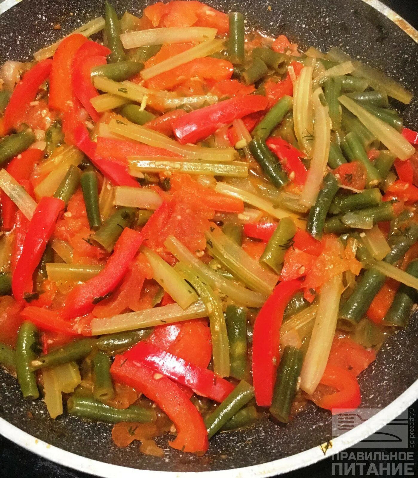Рецепт спаржевой фасоли с овощами на зиму. Овощное рагу стручковая фасоль морковь. рагу со стручковой фасолью. фасоль стручковая с морковью. салат из спаржевой фасоли на зиму.