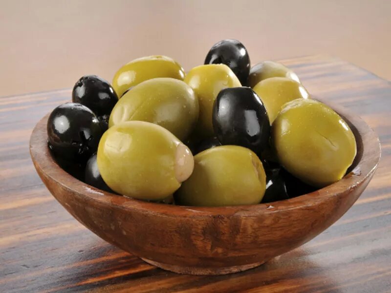 маринованные маслины. оливки при гв. оливки и маслины. оливки тонде. греческие оливки.