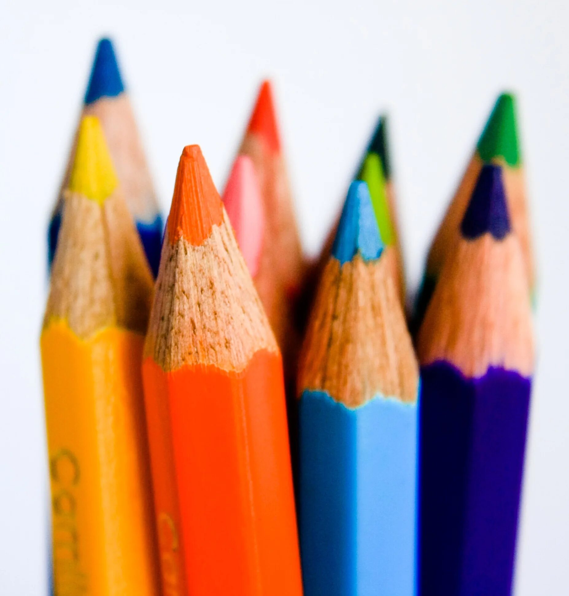Карандаш. Цветные карандаши и краски. Карандашики цветные. Картины карандашом.