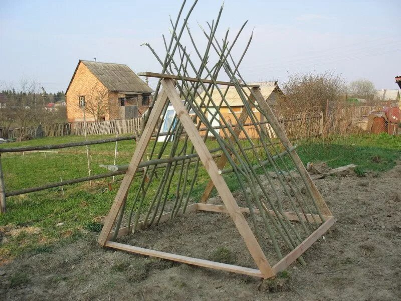 Устроить шалаш. Шалаш из досок. шалаш для детей на улице. шалаш для детей на даче. шалаш для детей своими руками на даче.