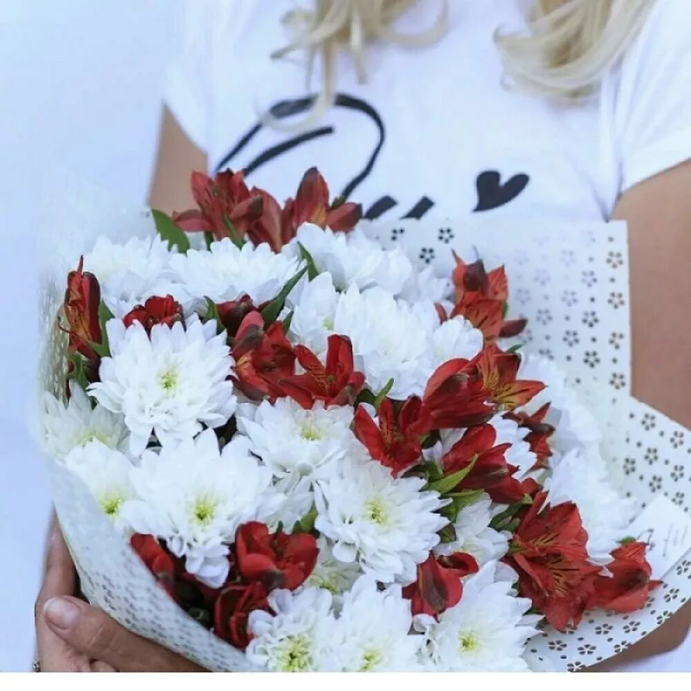 букет из желтых хризантем. девушка с букетом хризантем. букет "девушке". букет из 101 хризантемы одноголовой. девушка с букетом хризантем.