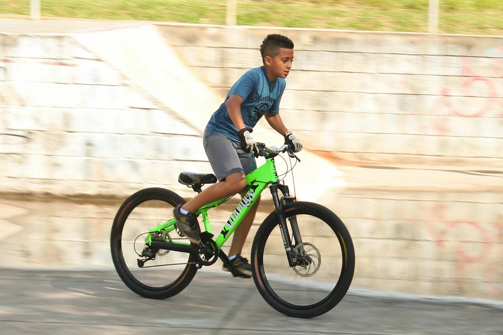 Bike сайт. Скоростная езда на велосипеде. Велосипед Bike. Человек на велосипеде. Мальчик на велосипеде.