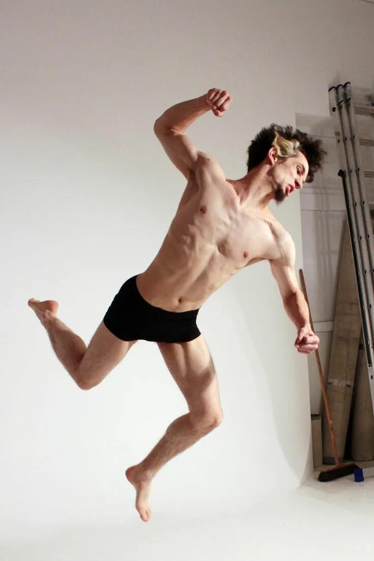 Человек в динамичной позе. Динамические позы. Человек толпы. Динамичные позы фото. Движение живых людей.