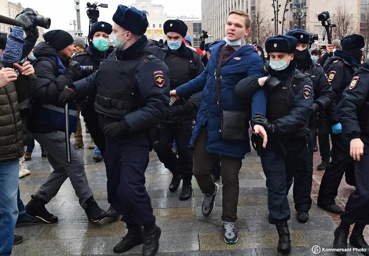 Петербург митинг навальный. Митинг Навального. Задержанные Навального на митинге в Москве. Митинги Навального 2018.