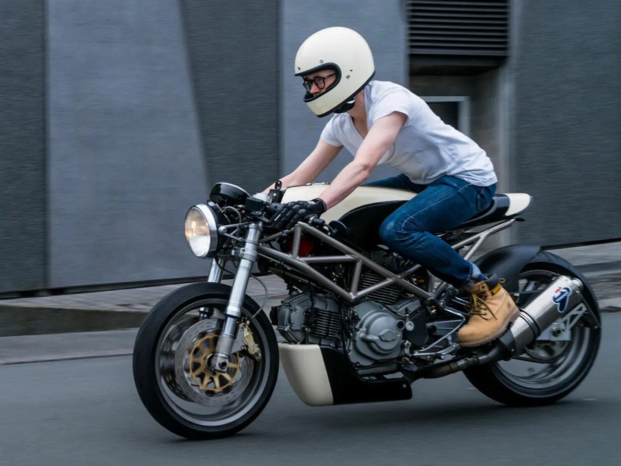 Мотоцикл Дукати монстр 400. Ducati Monster 400 Cafe Racer. Ducati Monster Cafe Racer. Дукати монстр кафе рейсер. Стили байков