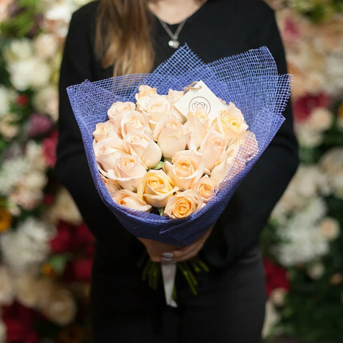 Сколько роз в россии. Розы подарок маме. Какие розы подарить. Подарок маме цветы. Какие цветы подарить маме.