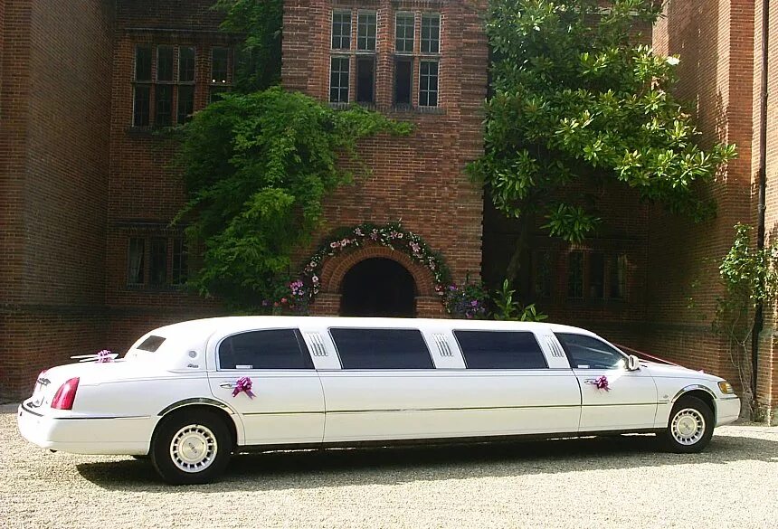 Лимузин ночью. Chrysler 300c лимузин серебро. Линкольн машина лимузин. Красивые лимузины. Лимузин.