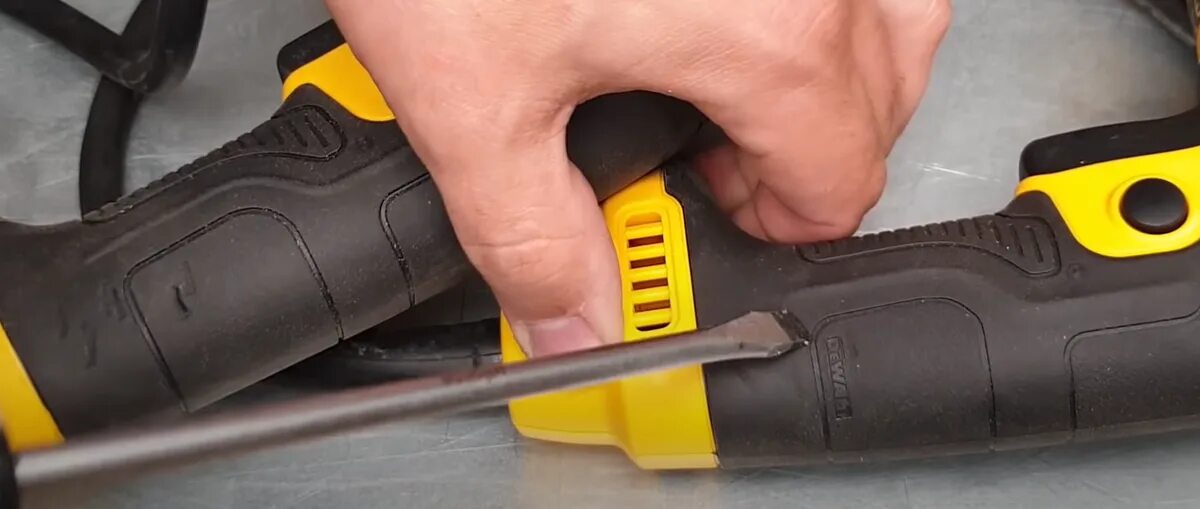 Шуруповерт dewalt как отличить подделку. Dewalt подделка и оригинал. Dewalt как отличить оригинальный аккумулятор. Как отличить оригинальный dewalt. Шуруповёрт деволт подделка.