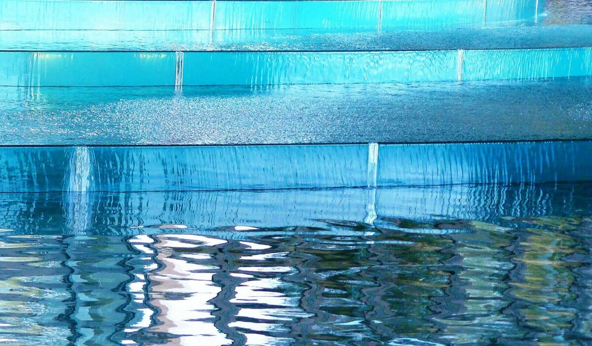 Зеркальная гладь воды. Вода в бассейне. Отражение в воде. Голубой бассейн. Цвет воды бассейна