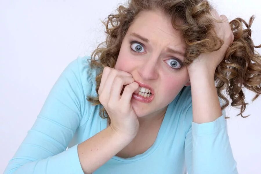 Расстроенный подросток. Посттравматический стресс. Стресс и расстройство. Раздражительность. Уставшая женщина.