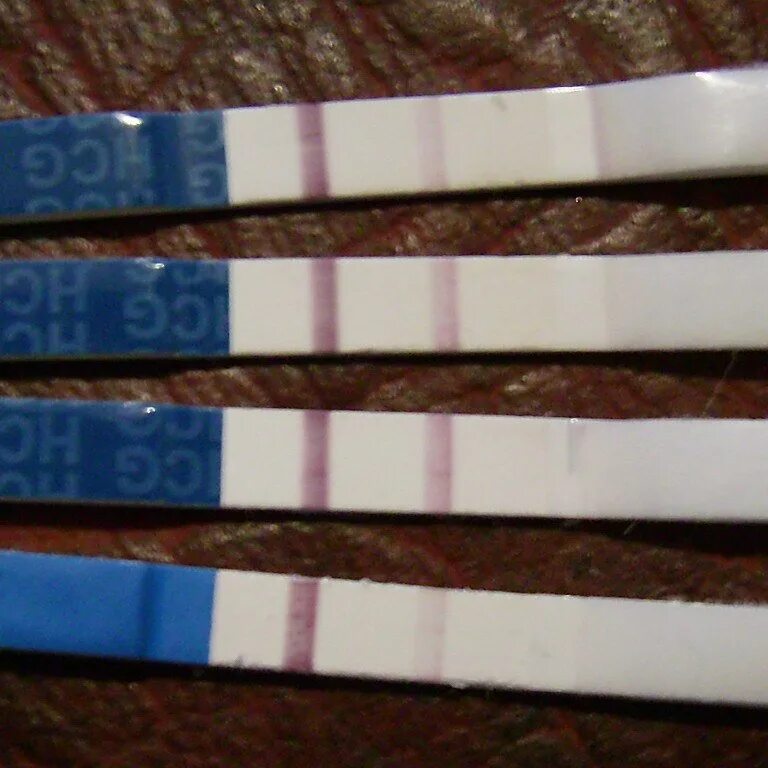 Три теста на беременность. Положительный тест на беременность. Положительный тестна беременность. Тест на беременность полоски. Положительный тест на берем.