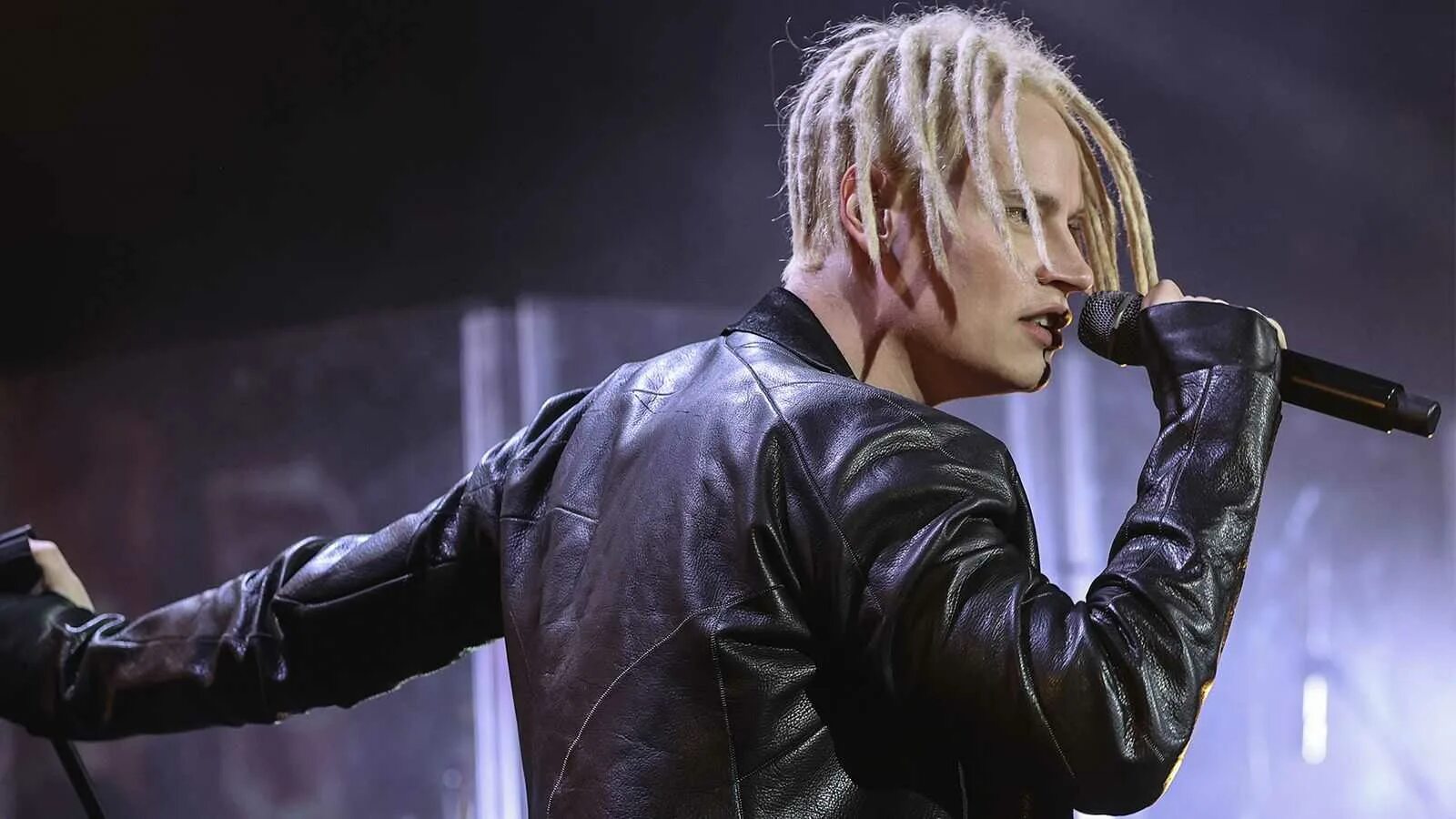 Shaman певец 2021. Скандал на песни года 2023 с шаманом. Ярослав дронов шаман. Shaman певец. Shaman певец.