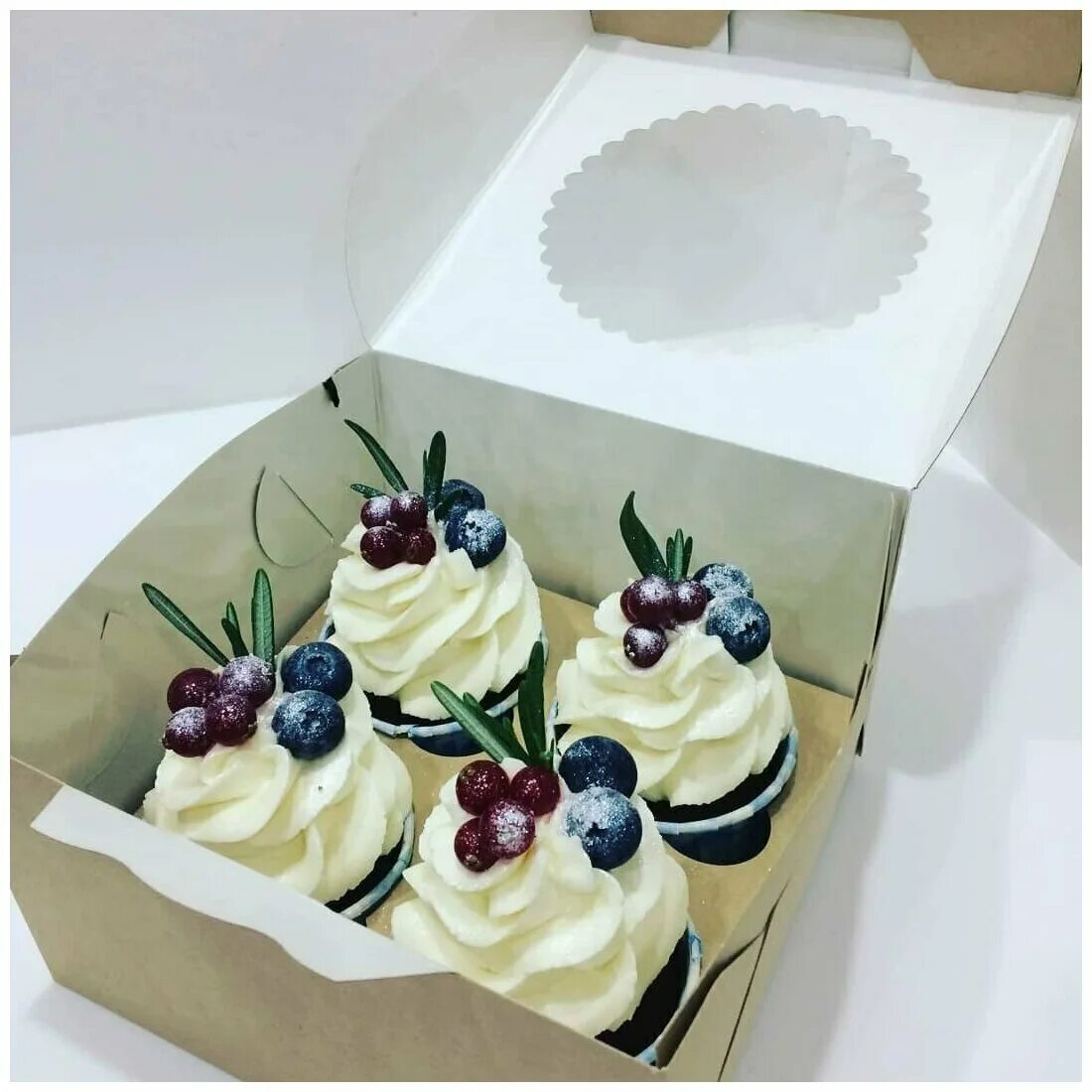 Креативная упаковка тортов. Как называется маленький торт в коробочке. Коробки на день рождения девочке. Тортики маленькие в коробке. Бенто торт прикольные инстаграмм.