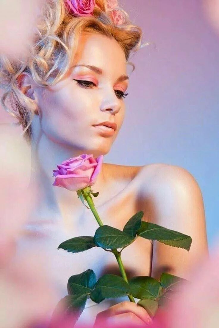 Подобно цветущим. Девушка с цветком. Фотосессия с розами. О женщина. Лицо девушки в цветах.