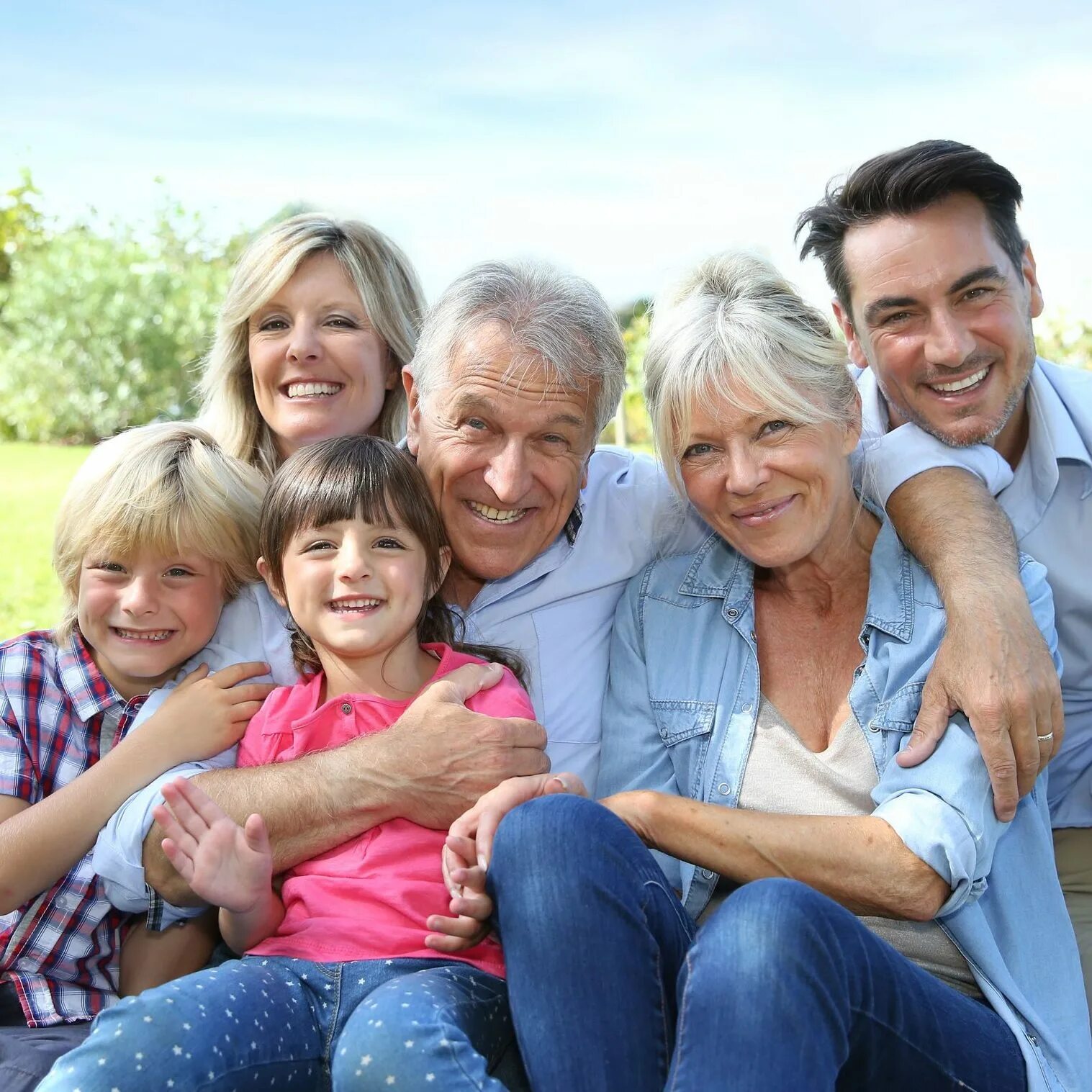 Совместно проживающие родственники. Семья несколько поколений. Разные поколения. Полная семья. Большая здоровая семья.