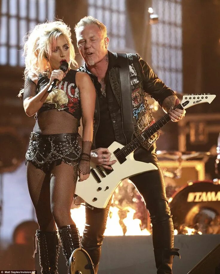 Металлика гагой. Леди гага и металлика. Леди гага и металлика. Gaga metallica. Леди гага и металлика.