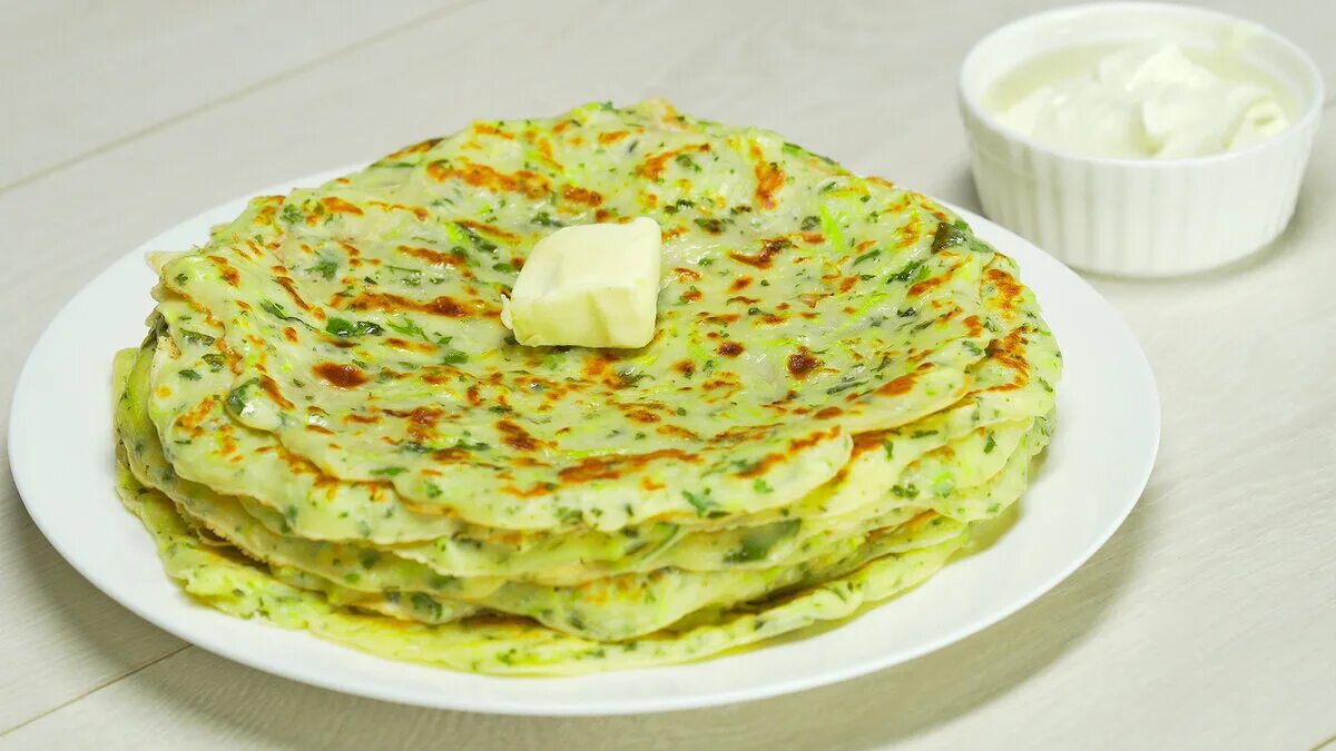 Блинчики с кабачками вкусный. Блинчики из цуккини. Кабачковые блины. Блины из кабачков. Овощные блины.