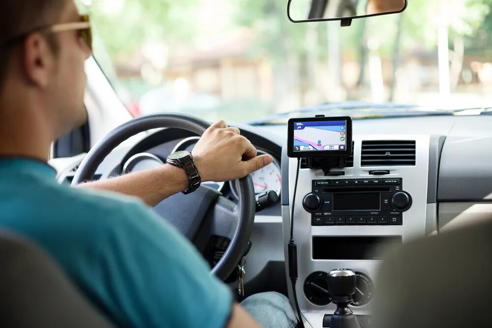 Установить gps. Навигатор в машине. водитель с навигатором. gps в авто. gps навигатор для машины.