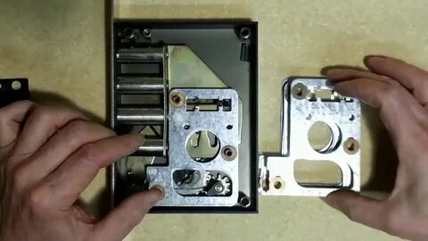 Как перевернуть защелку на кодовом замке