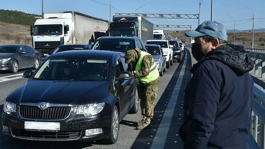 блокпосты сняты. февраль 2014 блокпосты севастополь. блокпост полиции. блокпост севастополь. памятник солдат на фоне бтр.