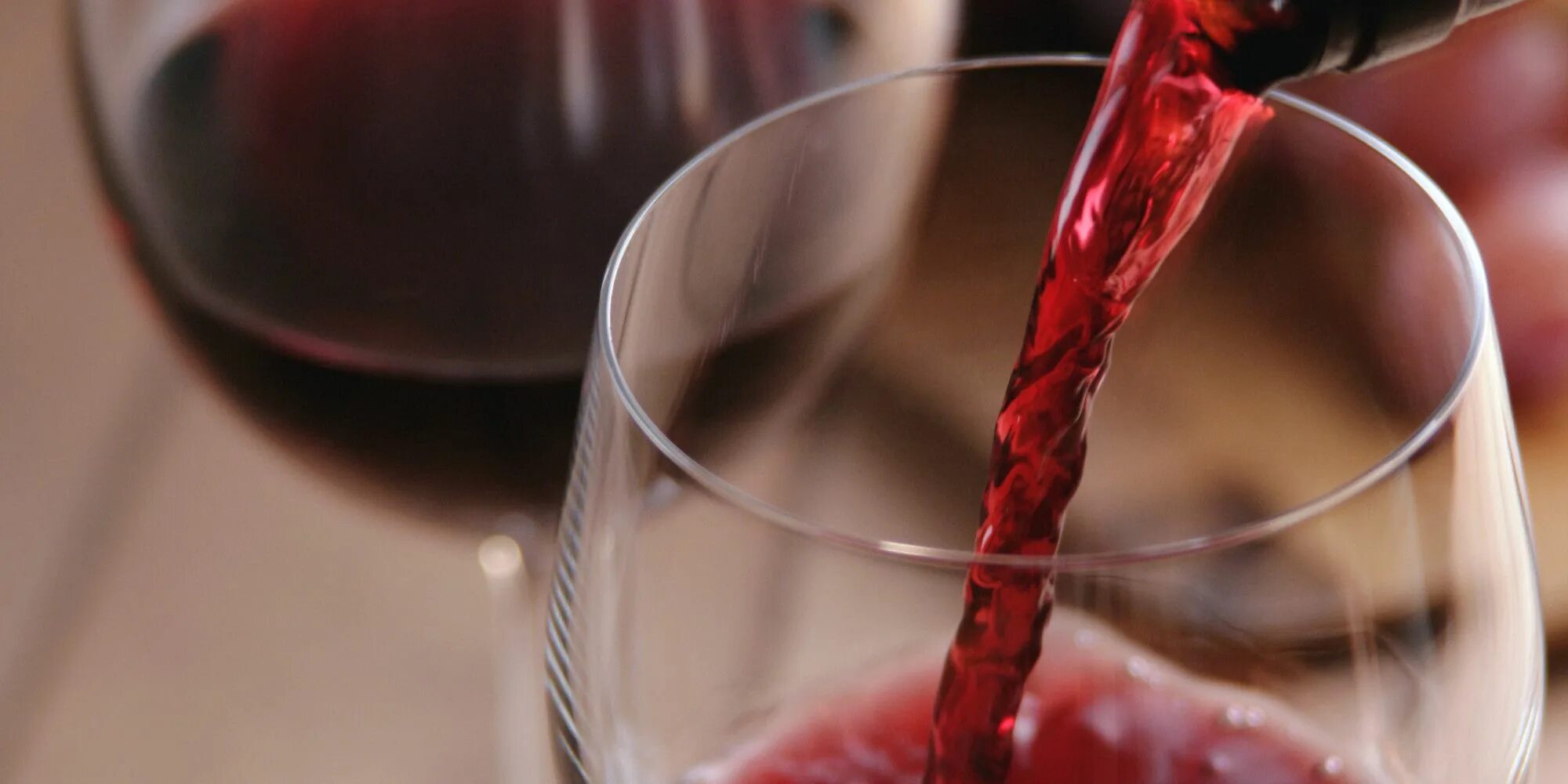 Бокал вина польза. Бокал красного вина. Бокал с вином. Красное вино в бокале. Вино по бокалам.