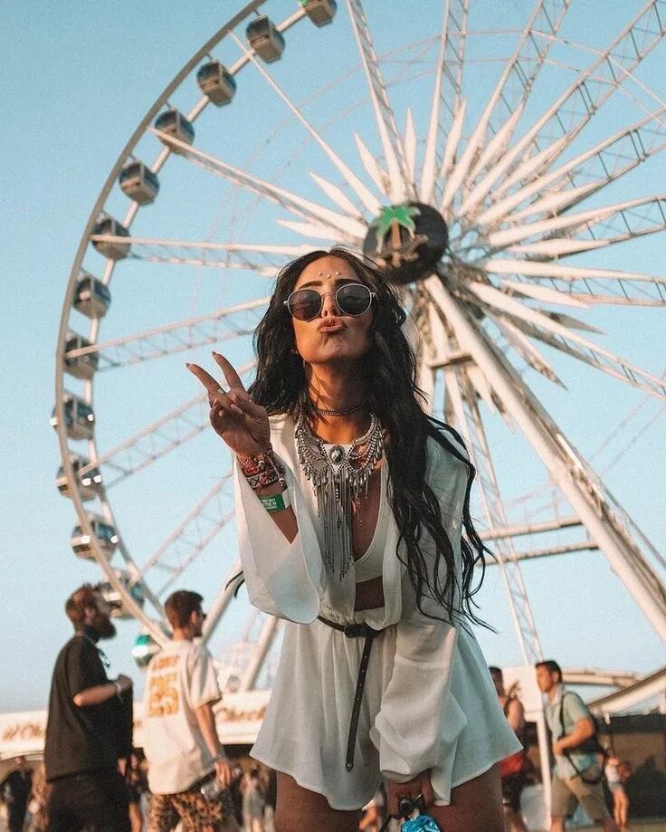 Блоггер бохо хиппи коачелла. Coachella 2020 outfits. Coachella стиль. Стиль coachella бохо. Блоггер бохо хиппи коачелла.