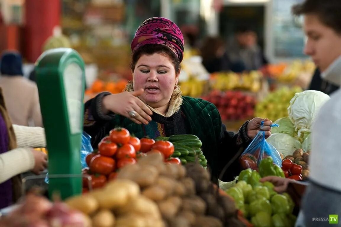 Не знаю отношений кроме рыночных. Продавщица на рынке. Продавец на рынке. Торгаш на рынке. Продавец на базаре.