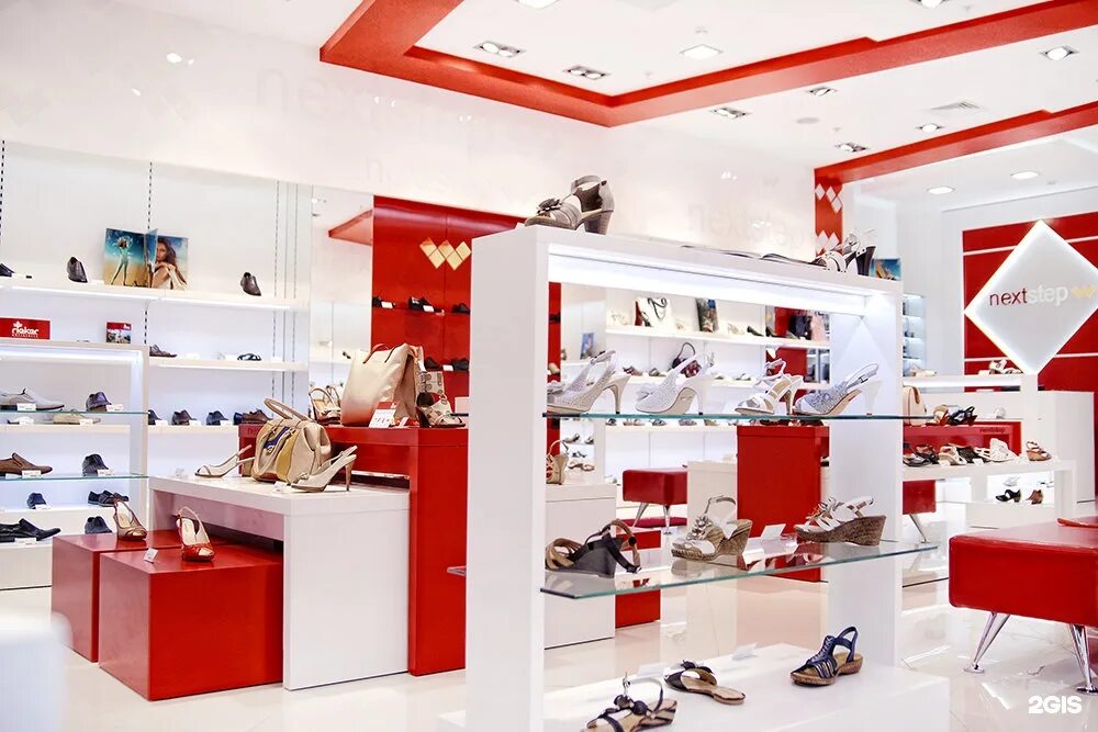Первый магазин обуви. Обувной магазин. Обувной магазин внутри. Красивый интерьер для обувного магазина. Фотомагазин обуви.