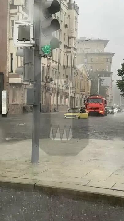 Вид из машины дождь. Машины под дождем в москве. Наводнение в москве. Сильный ливень в москве. Дождь в москве.