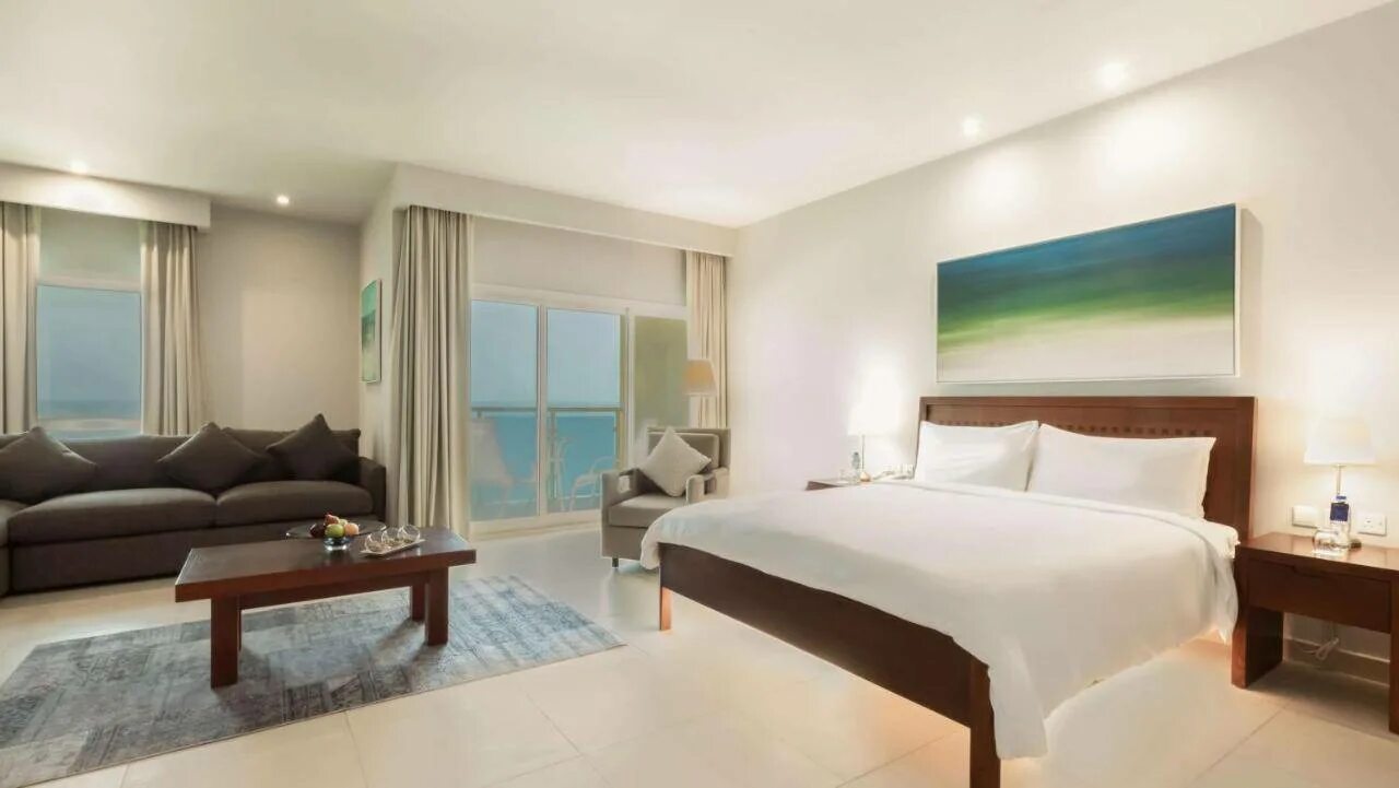 The radisson blu resort fujairah фуджейра. Отель radisson blu resort fujairah. рэдиссон блю резорт оаэ фуджейра. рэдиссон дубай фуджейра. рэдиссон блю фуджейра 5.