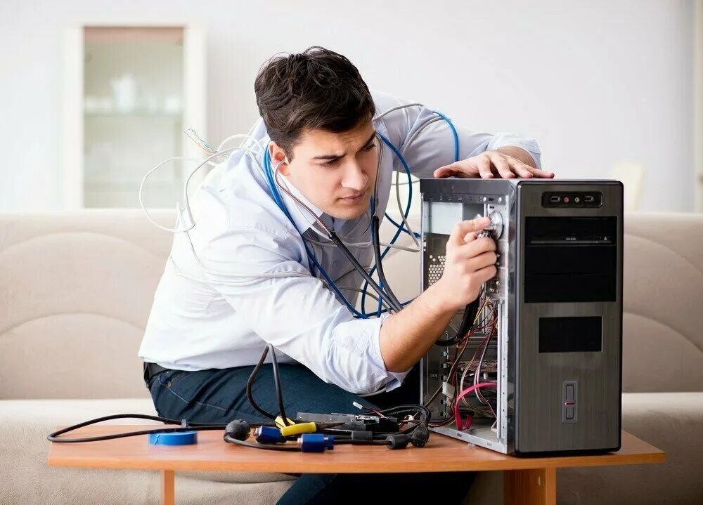 Компьютерный мастер. Ремонтник компьютеров. Компьютер мастер. Новая компьютерная помощь. Мастер по ремонту компьютеров.