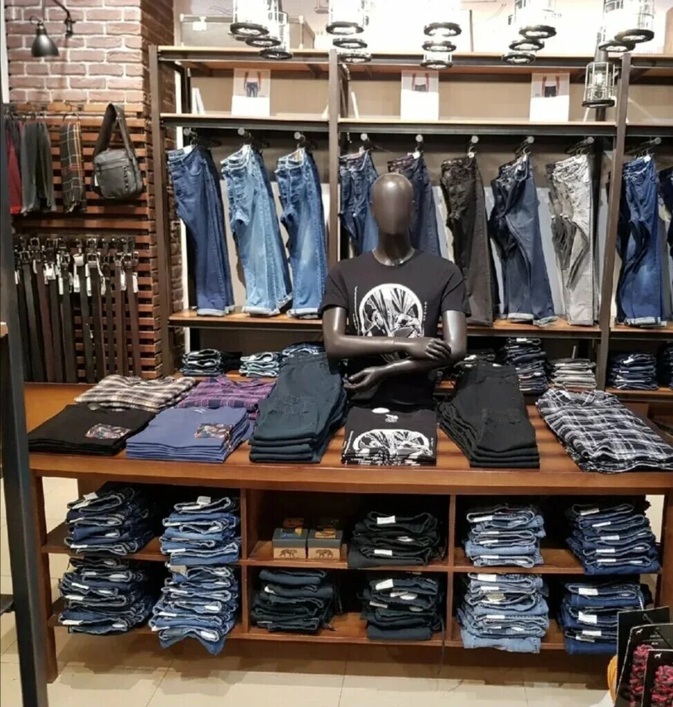 человек с тату в футболке. одежда vosq купить в москве. майка тату мастера мужская. Vosq одежда интернет магазин. майка тату мужские.